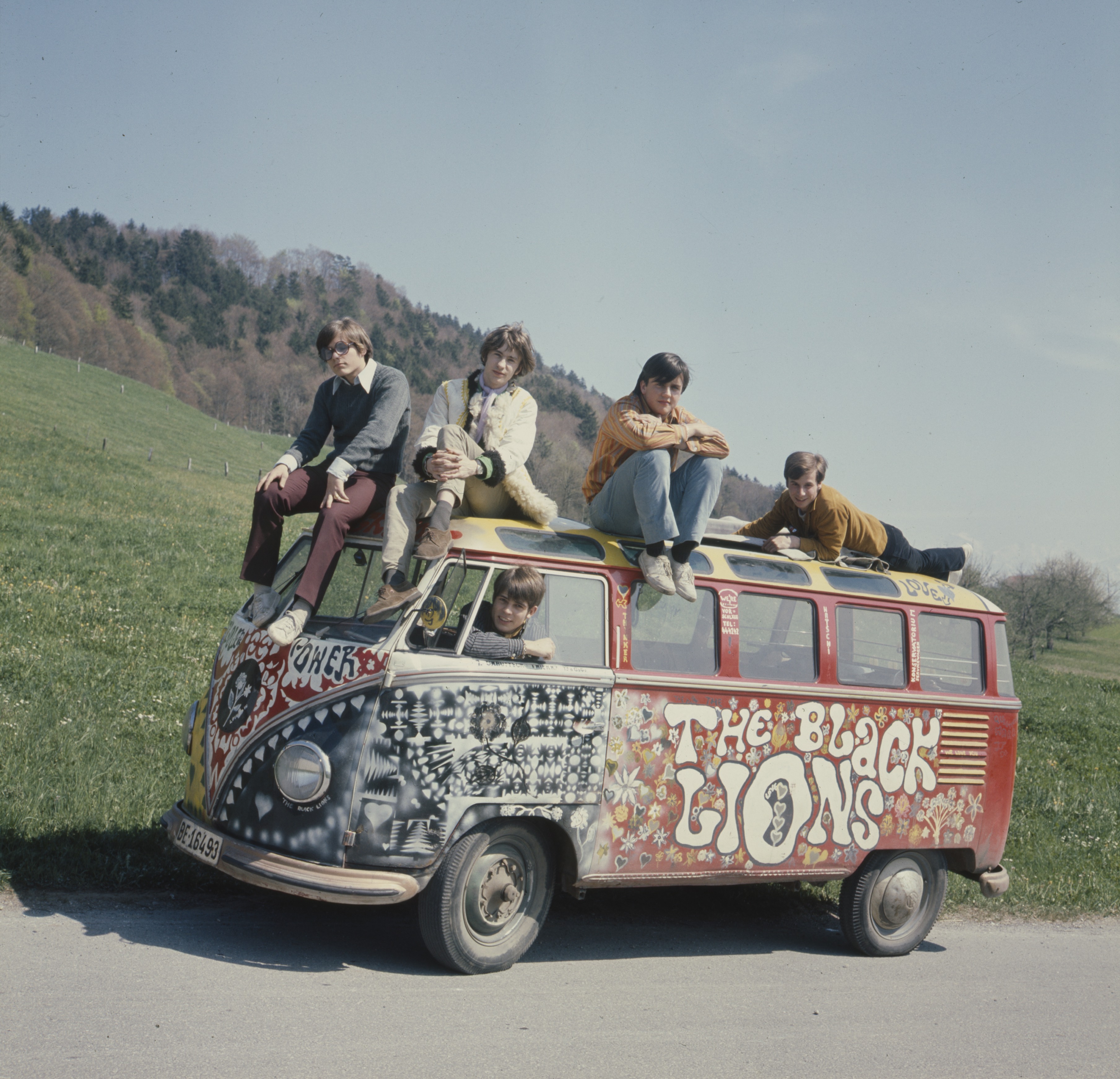 Die Schweizer Beatband The Black Lions mit ihrem Bandwagen. Pfändler© StAAG/RBA11-441-1